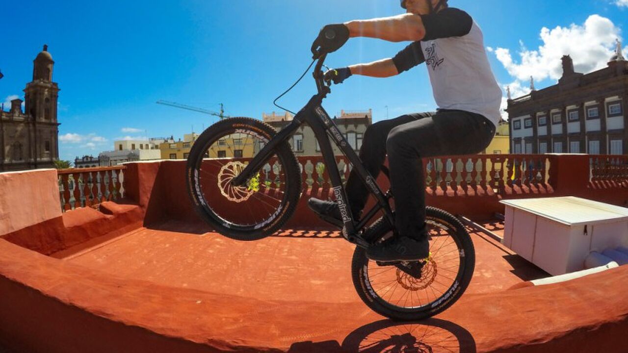 Illustratie voor: Waaghals springt met zijn fiets van dak tot dak in Gran Canaria!