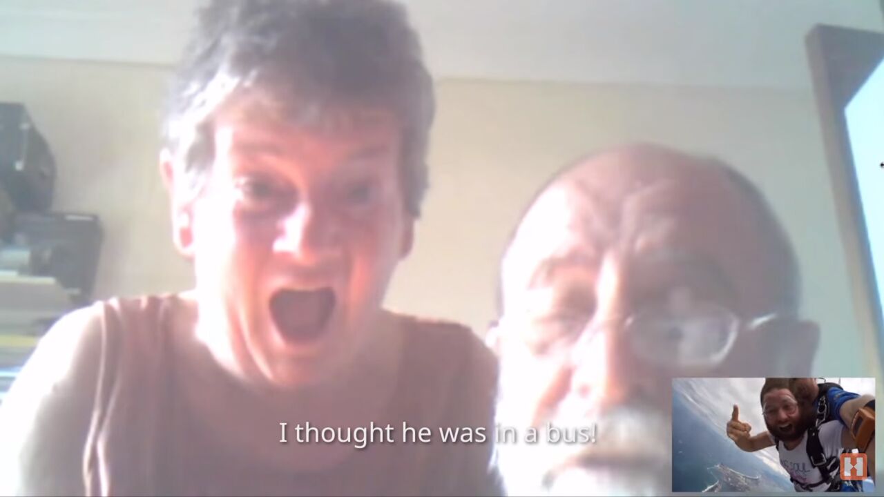 Illustratie voor: Deze gast is aan skypen met z’n ouders terwijl hij een vliegtuig uit springt!