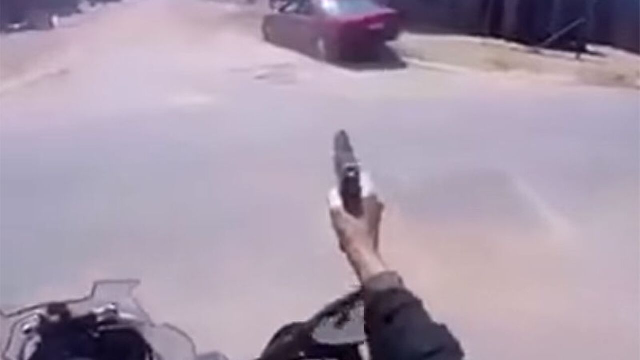 Illustratie voor: Motoragent in Zuid-Afrika stuurt met één hand en knalt met de andere een magazijn leeg