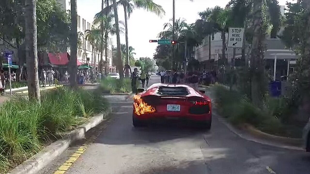 Illustratie voor: Lamborghini vliegt in brand tijdens ritje medewerker Valet service