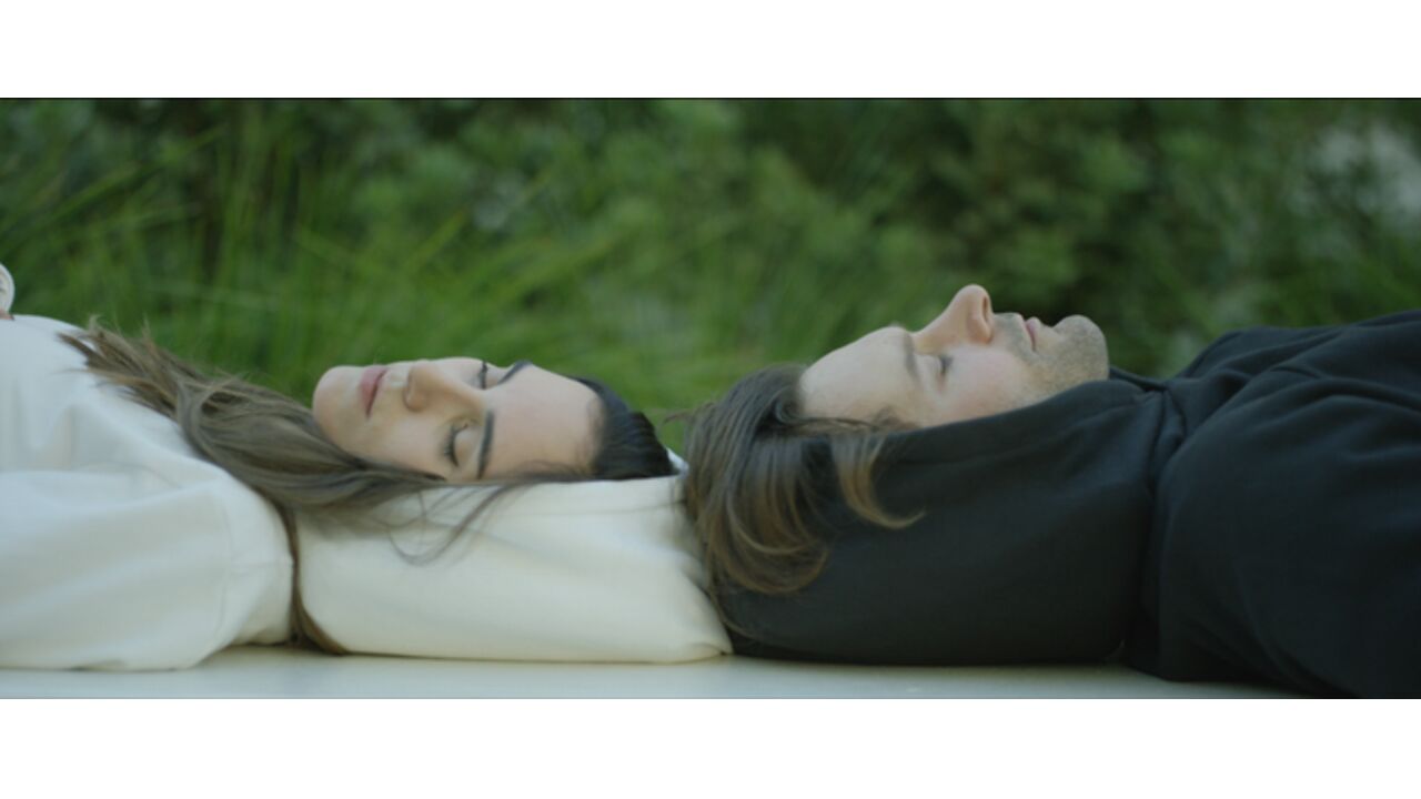 Illustratie voor: Met deze geniale trui kun je overal een powernap doen!