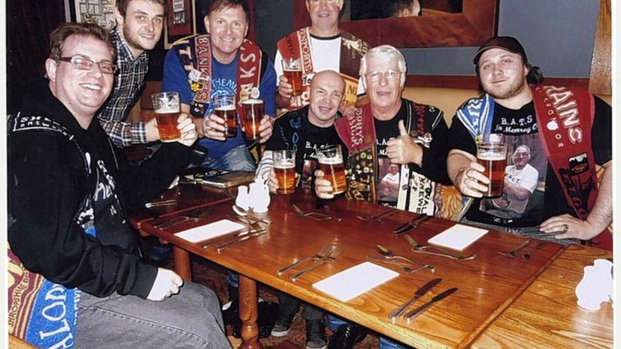 Illustratie voor: Deze mannen houden een kroegentocht van al 32 jaar!