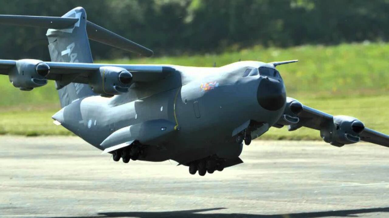 Illustratie voor: Dit is een Airbus A 400M van formaat die op afstand bestuurbaar is!