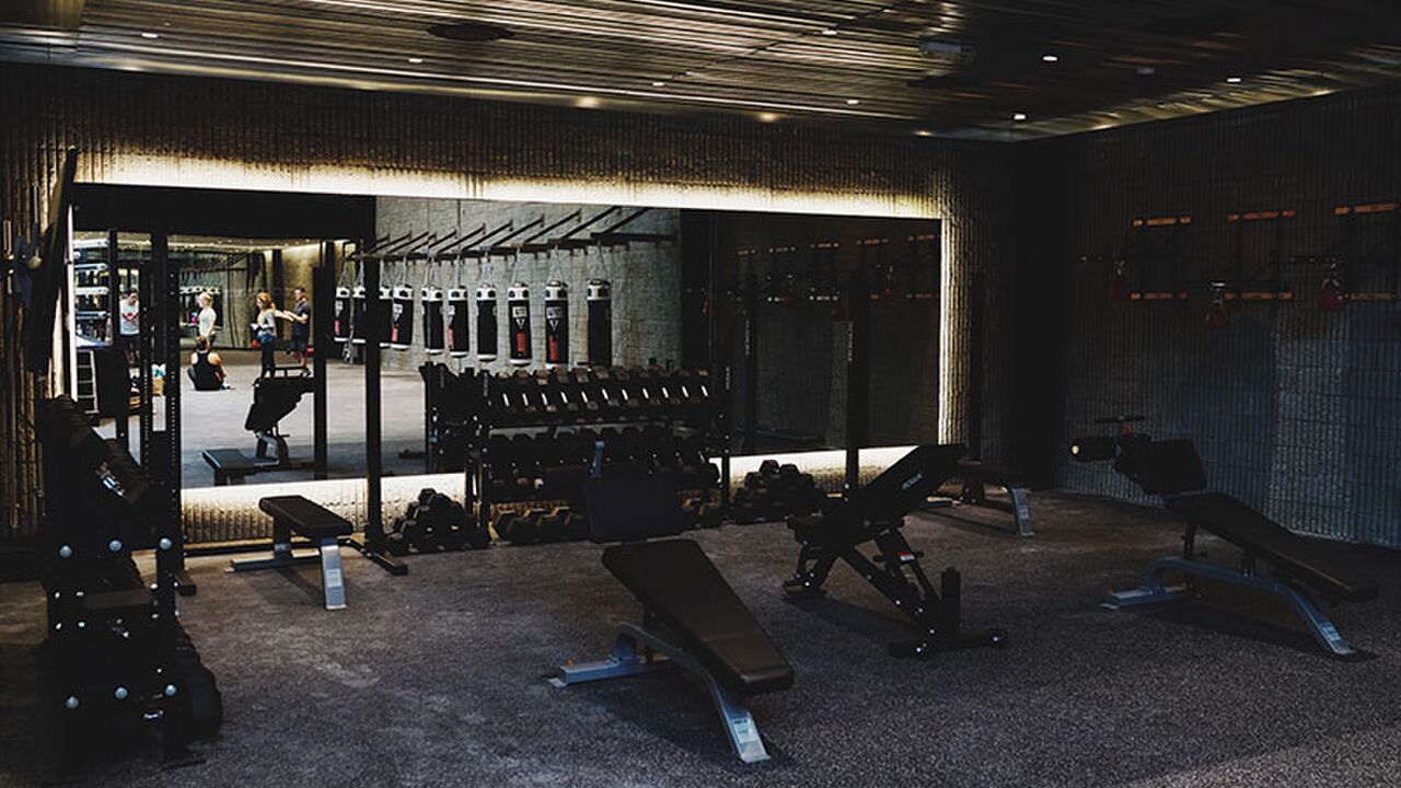 Illustratie voor: In deze stijlvolle gym wil je je wel in het zweet werken!