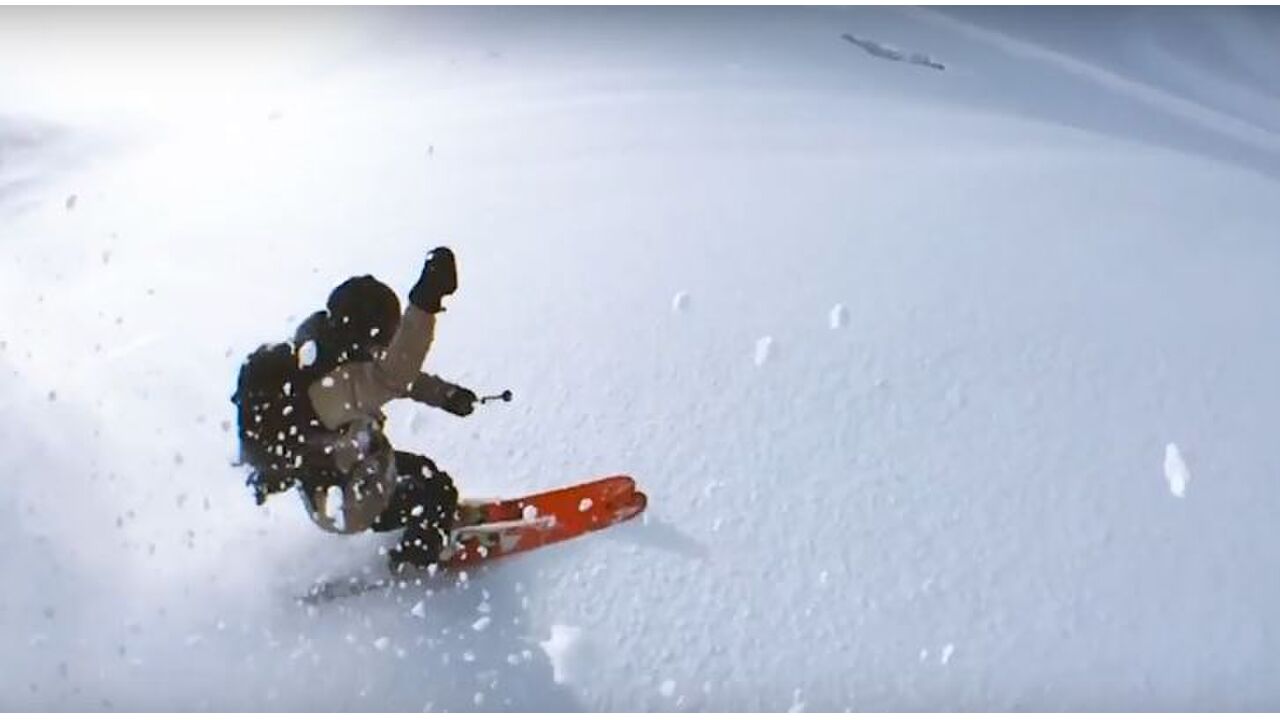 Illustratie voor: Skiër filmt zichzelf met iPhone aan een touwtje