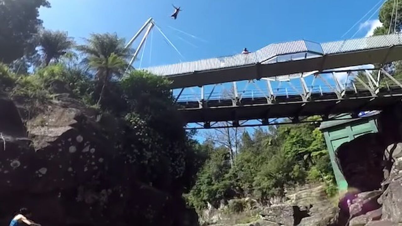 Illustratie voor: Gast doet een bommetje vanaf een 23 meter hoge brug