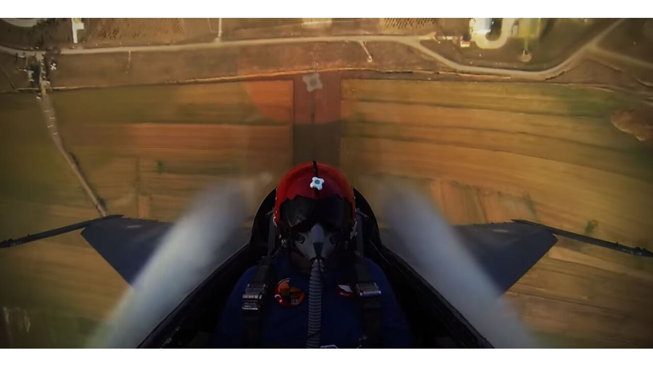 Illustratie voor: Piloot knalt zijn F-16 in 45 seconden naar 4500m hoogte!