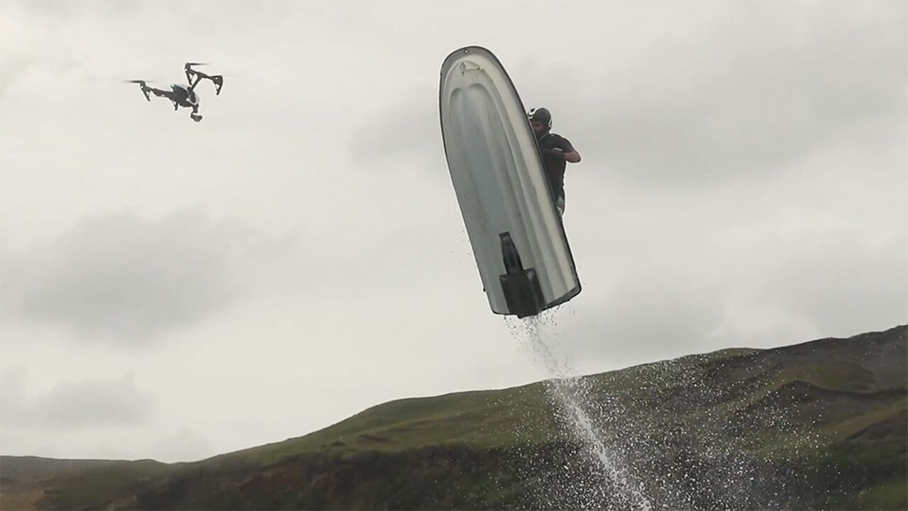 Illustratie voor: Airborne Jet Ski sloopt een drone t.w.v. $3,000