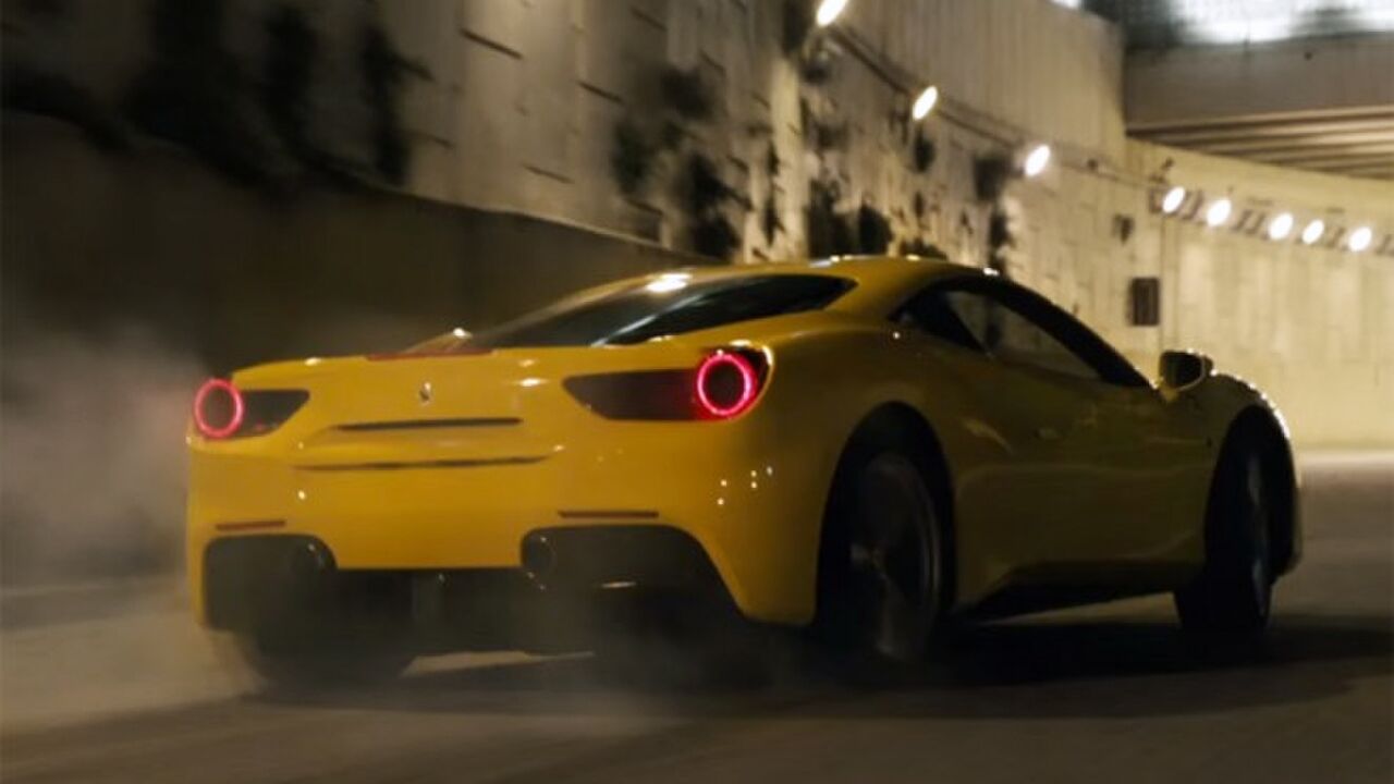 Illustratie voor: Stuntrijder knalt door de straten van Barcelona met z’n Ferrari 488 GTB