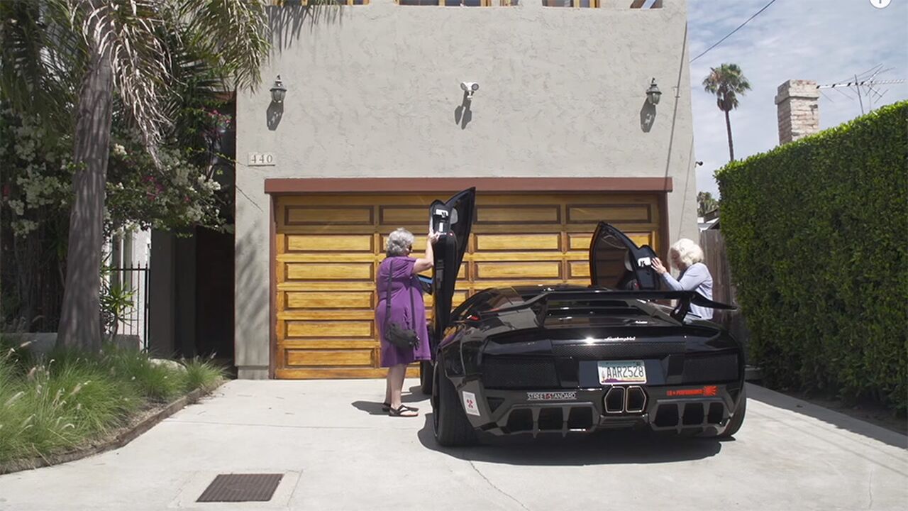 Illustratie voor: Twee oma’s gaan een rondje rijden met een Lamborghini in LA