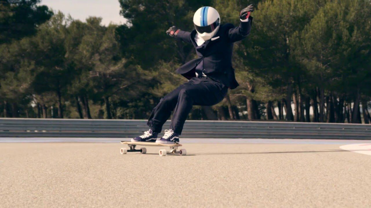 Illustratie voor: Deze dude maakt met flinke snelheid in pak een ritje op zijn longboard!