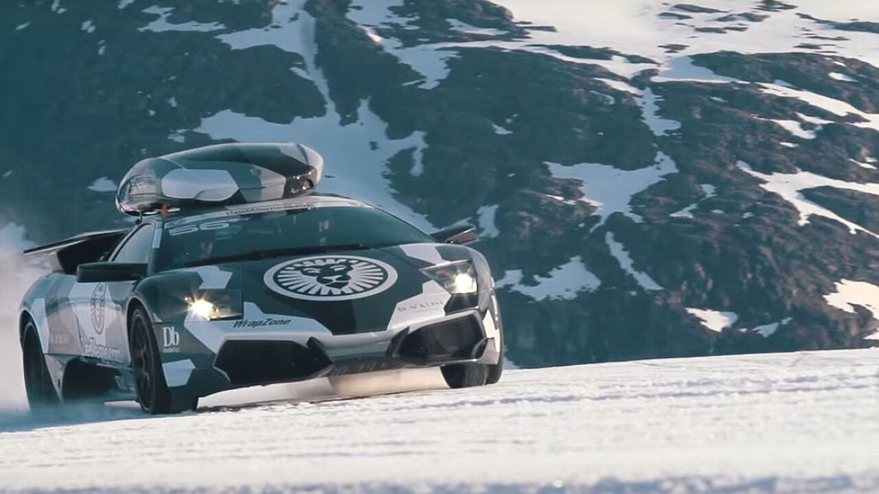 Illustratie voor: Met een 640 pk sterke Lamborghini Murcielago met spijkerbanden los gaan in de sneeuw!