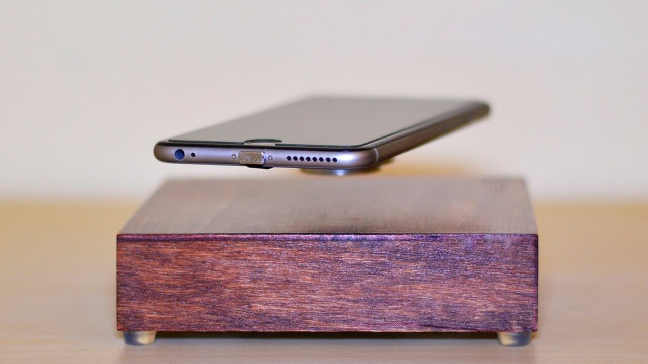 Illustratie voor: Deze draadloze oplader laat je telefoon zweven!