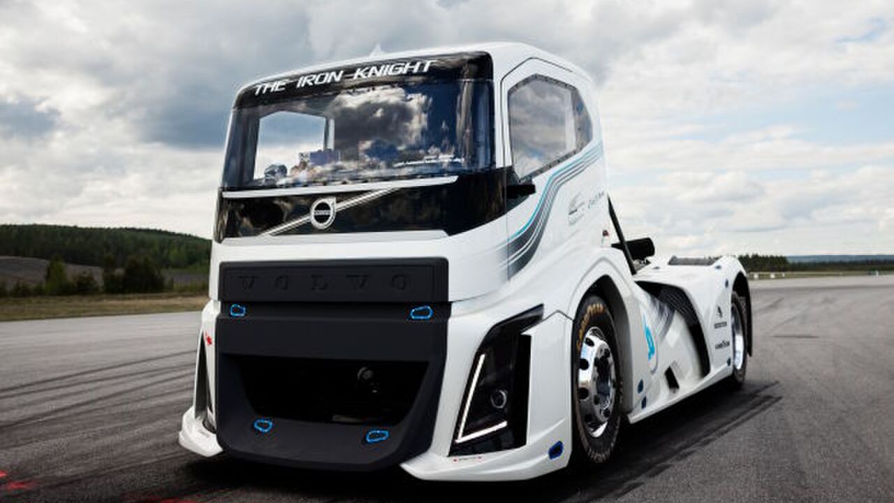 Illustratie voor: De 2.400 PK tellende Volvo ‘Iron Knight’ is de snelste vrachtwagen ter wereld