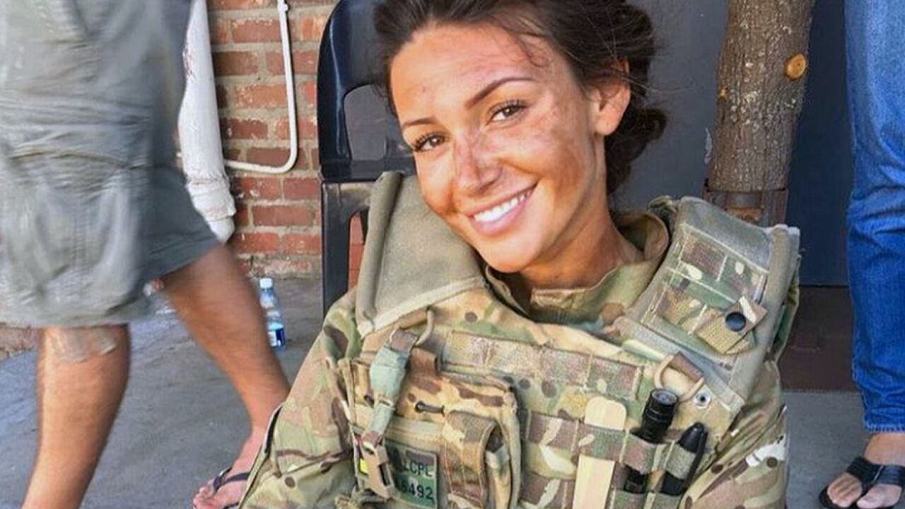 Illustratie voor: Michelle Keegan in gevechtstenue is hot!