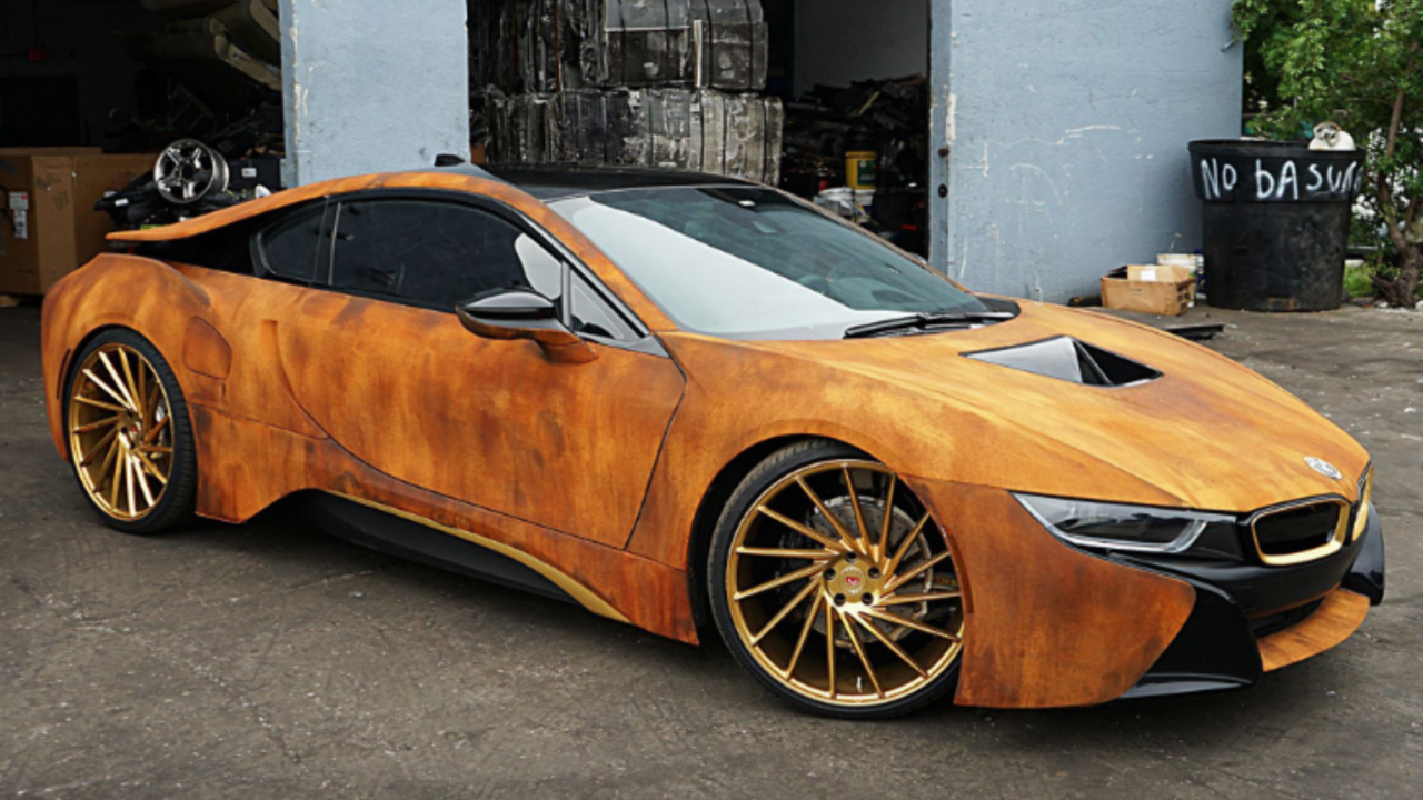 Illustratie voor: Deze roestkleurige BMW i8 is gemaakt door MetroWraps