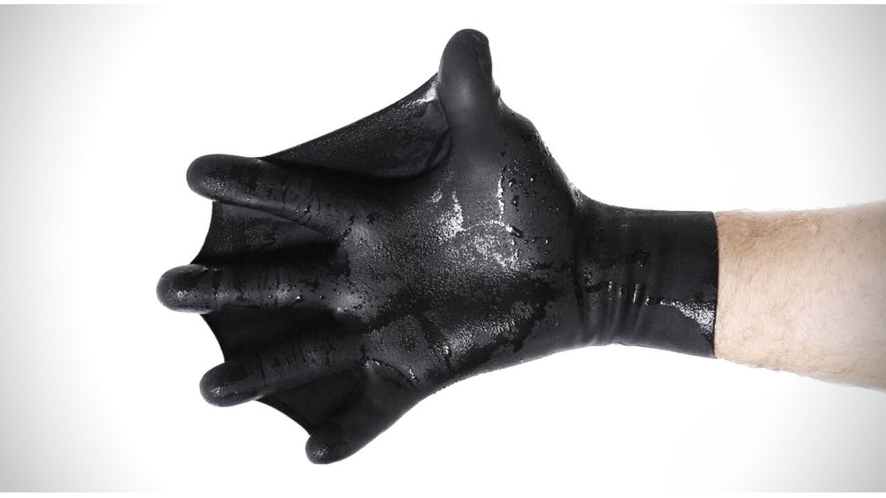 Illustratie voor: Deze handschoenen met vinnen maken van jou een topzwemmer