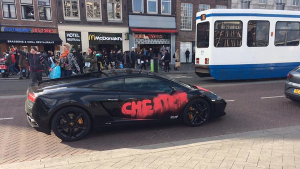 Illustratie voor: Deze zwarte Lambo werd afgelopen weekend in Amsterdam beklad: ‘Cheater’