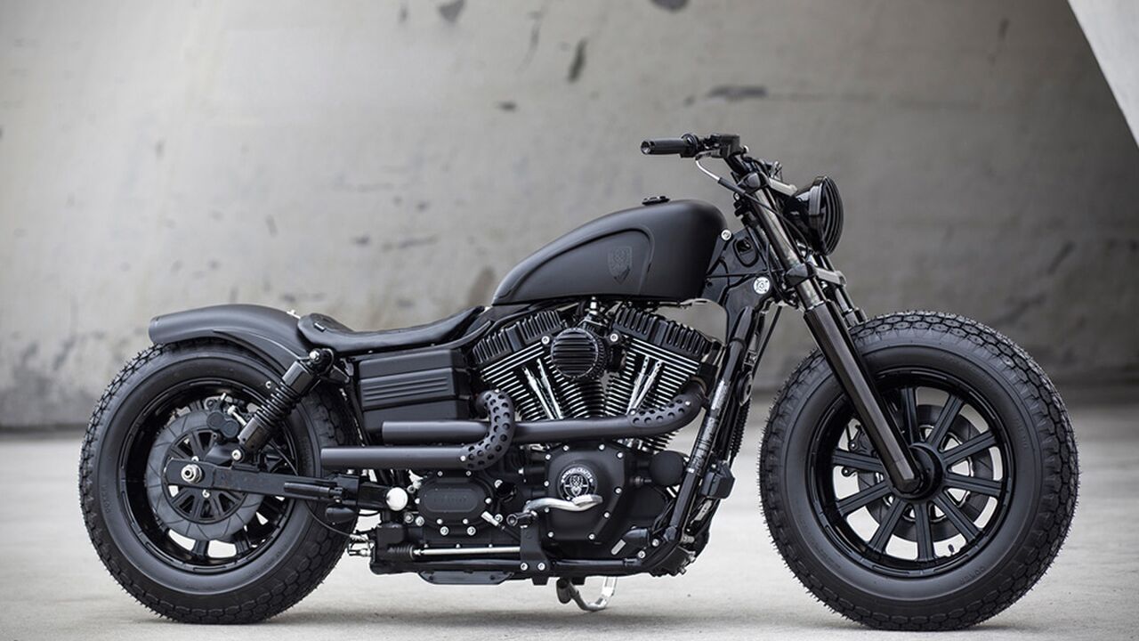 Illustratie voor: Rough Crafts customs maakt van afgeschreven motor, deze brute all black Dyna Guerilla!