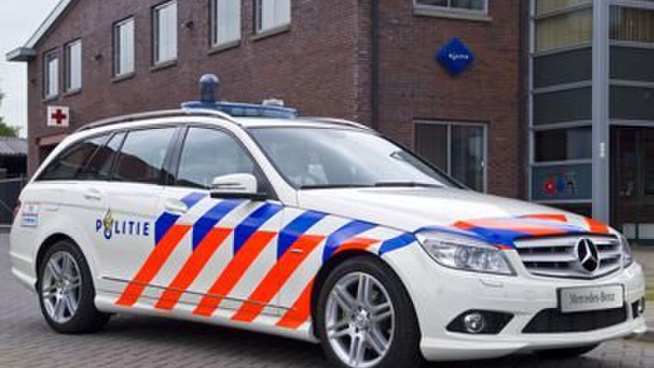 Illustratie voor: Breaking: Nederlandse politie vervangt Volkswagen voor Mercedes-Benz