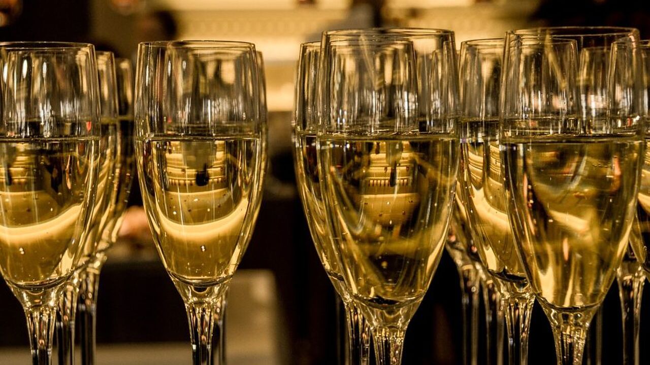 Illustratie voor: €7 kostende champagne van de Lidl blijkt net zo lekker als dure bubbels