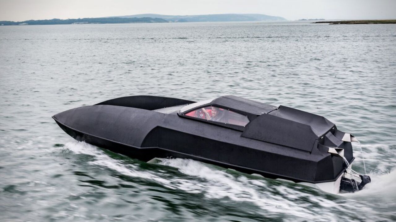 Illustratie voor: Met de angstaanjagend luxe Alpha Centauri Hydroplane vlieg je over water