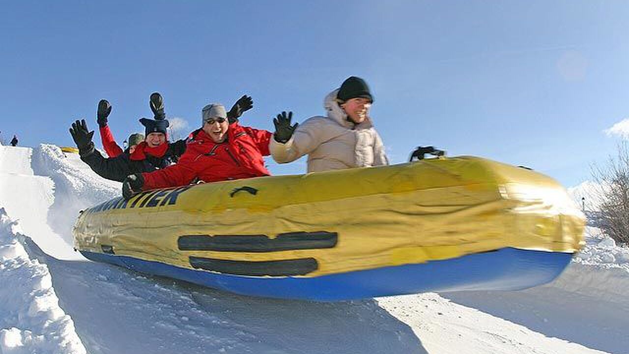 Illustratie voor: Sneeuw-raften is een gruwelijke winteractiviteit voor je vrienden, familie of collega’s