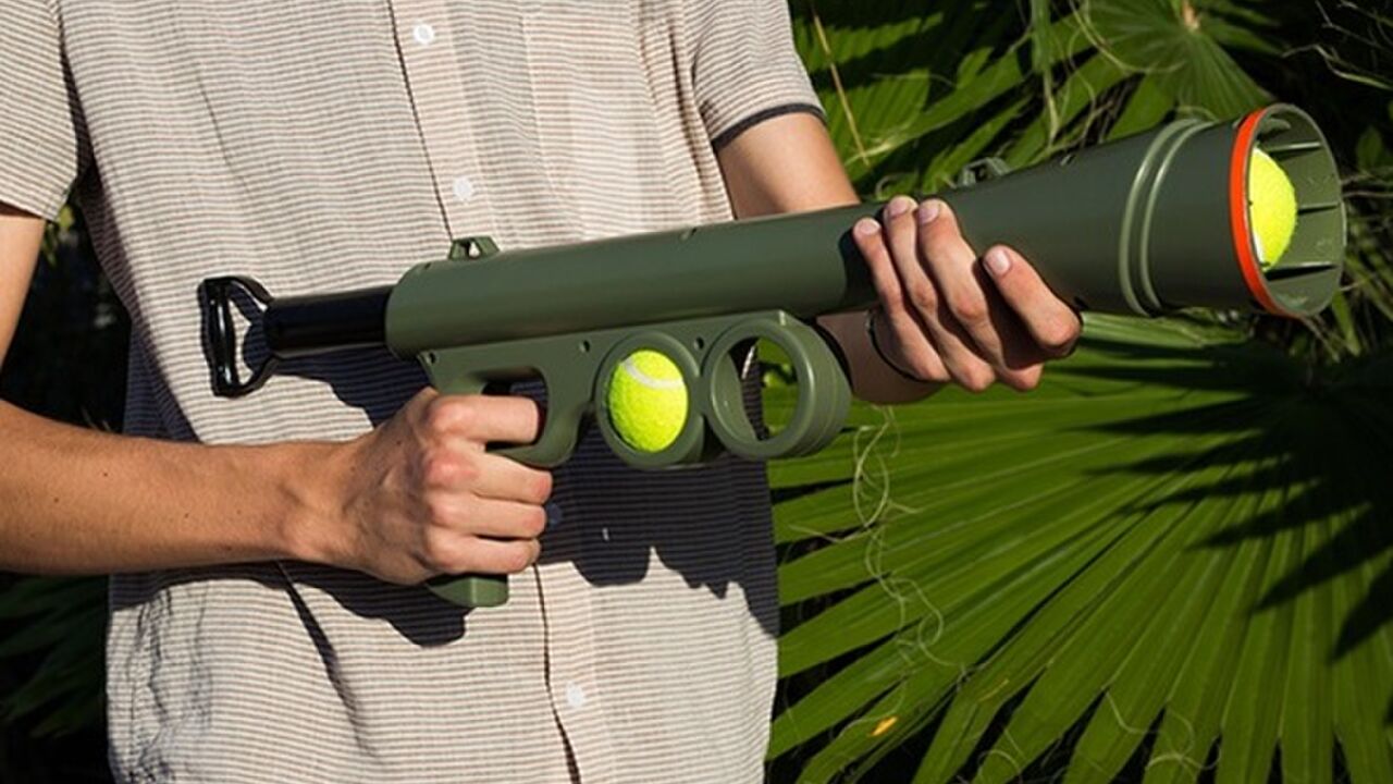 Illustratie voor: Met deze Bazook-9 tennisbal gun schiet jij je hond letterlijk de vermoeidheid in