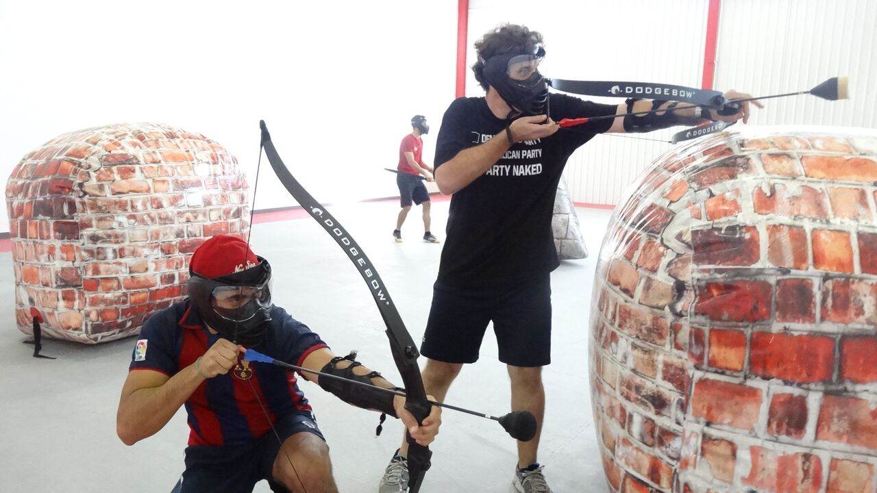 Illustratie voor: Dodgebal is een combinatie van trefbal en paintball met pijl en boog