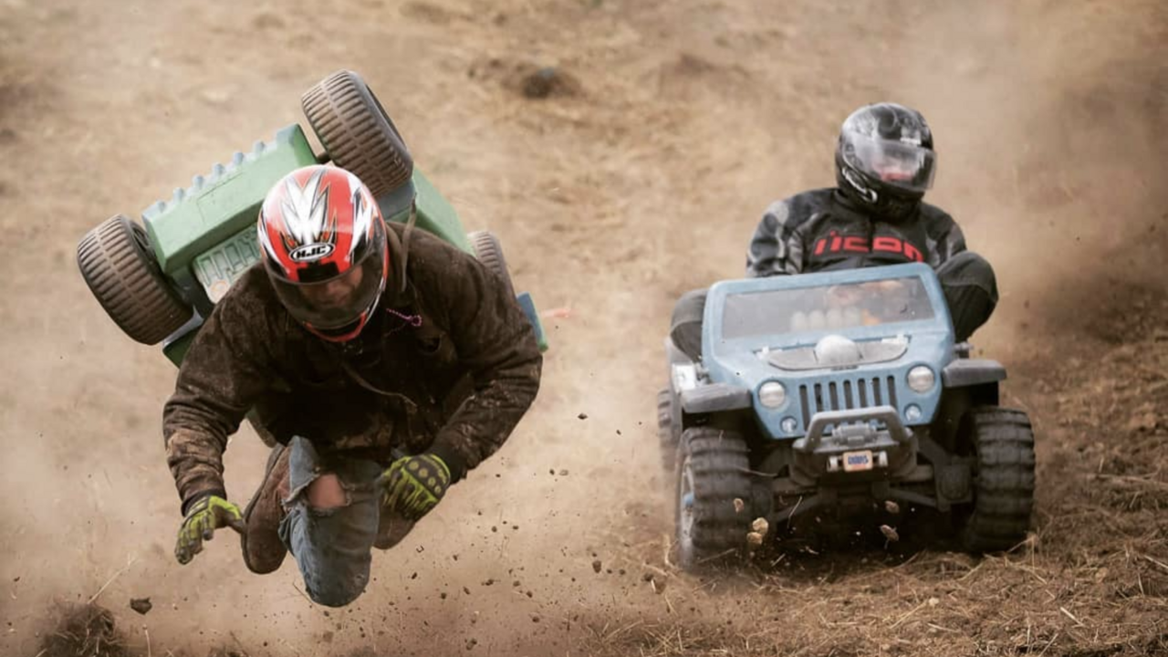 Racen Barbie Jeep Downhill Racing