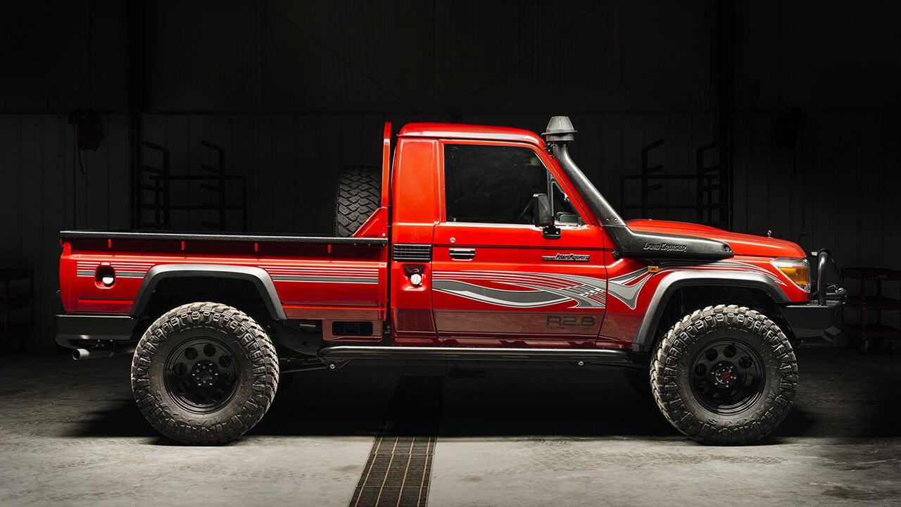 Illustratie voor: Custom Toyota Land Cruiser R2.8 pickup verbreekt barrières