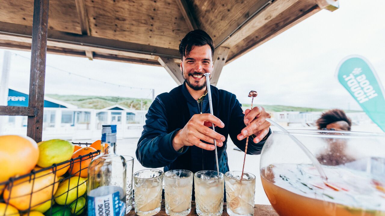 Illustratie voor: Waarom ook jij en ik de oer-Hollandsche drank jenever zouden moeten drinken