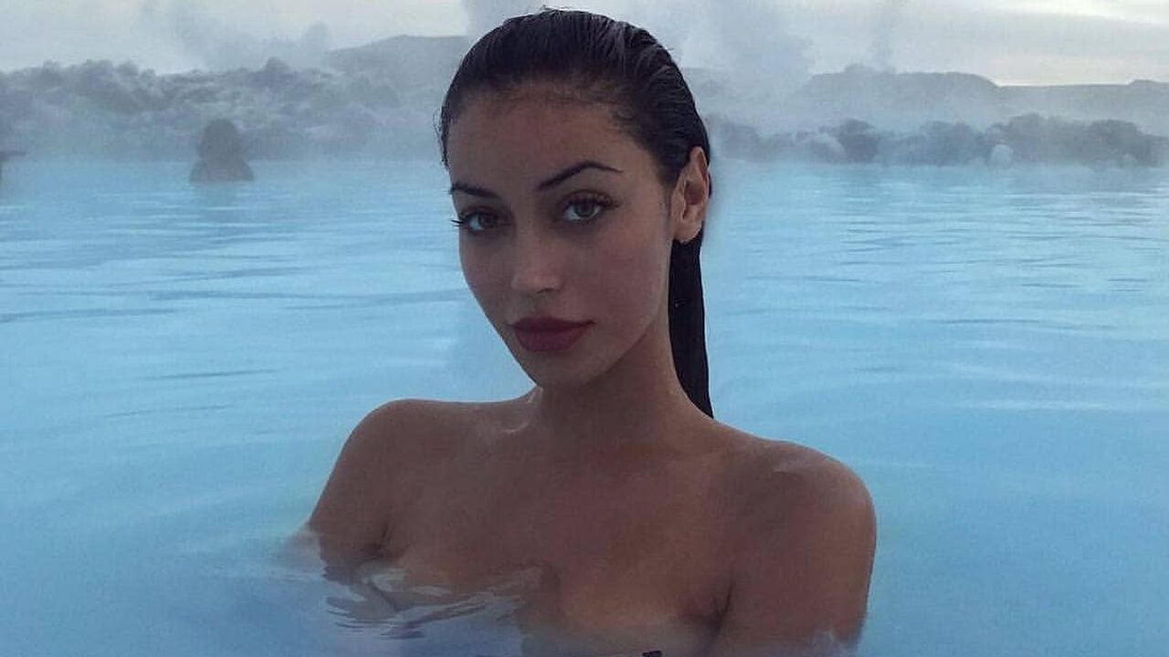 Illustratie voor: Vakantieliefde Cindy Kimberly is wat ons betreft het hoogtepunt van vandaag
