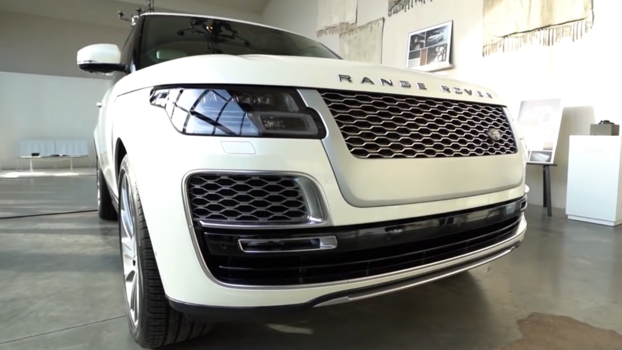 Illustratie voor: Met deze Range Rover SV Coupé van een half miljoen kun je thuiskomen