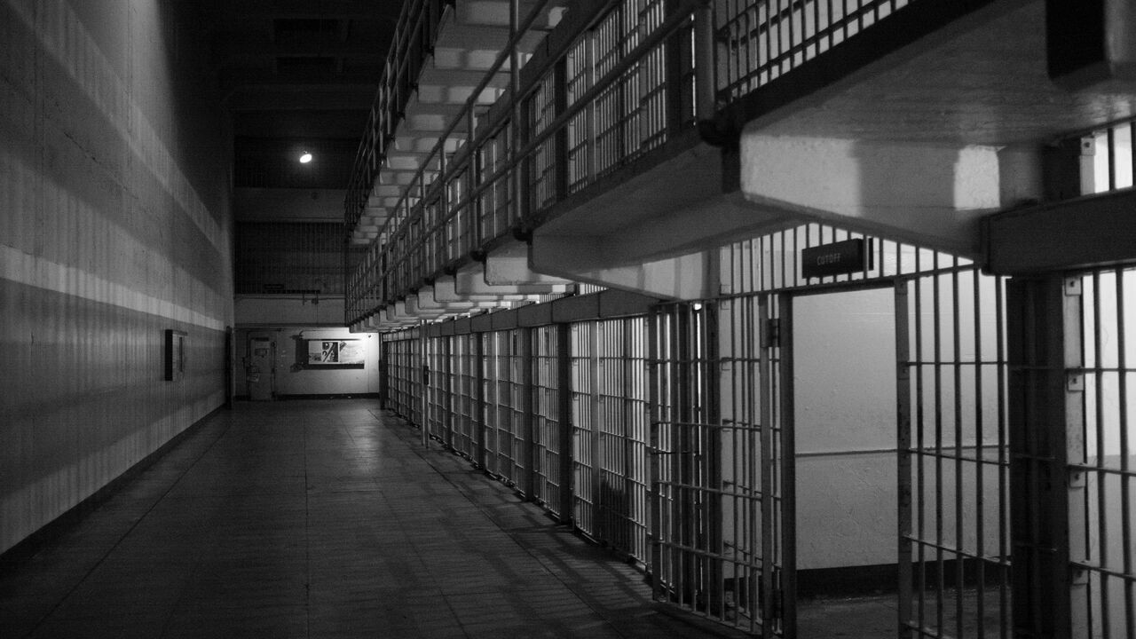 man ontsnapt uit detentiecentrum