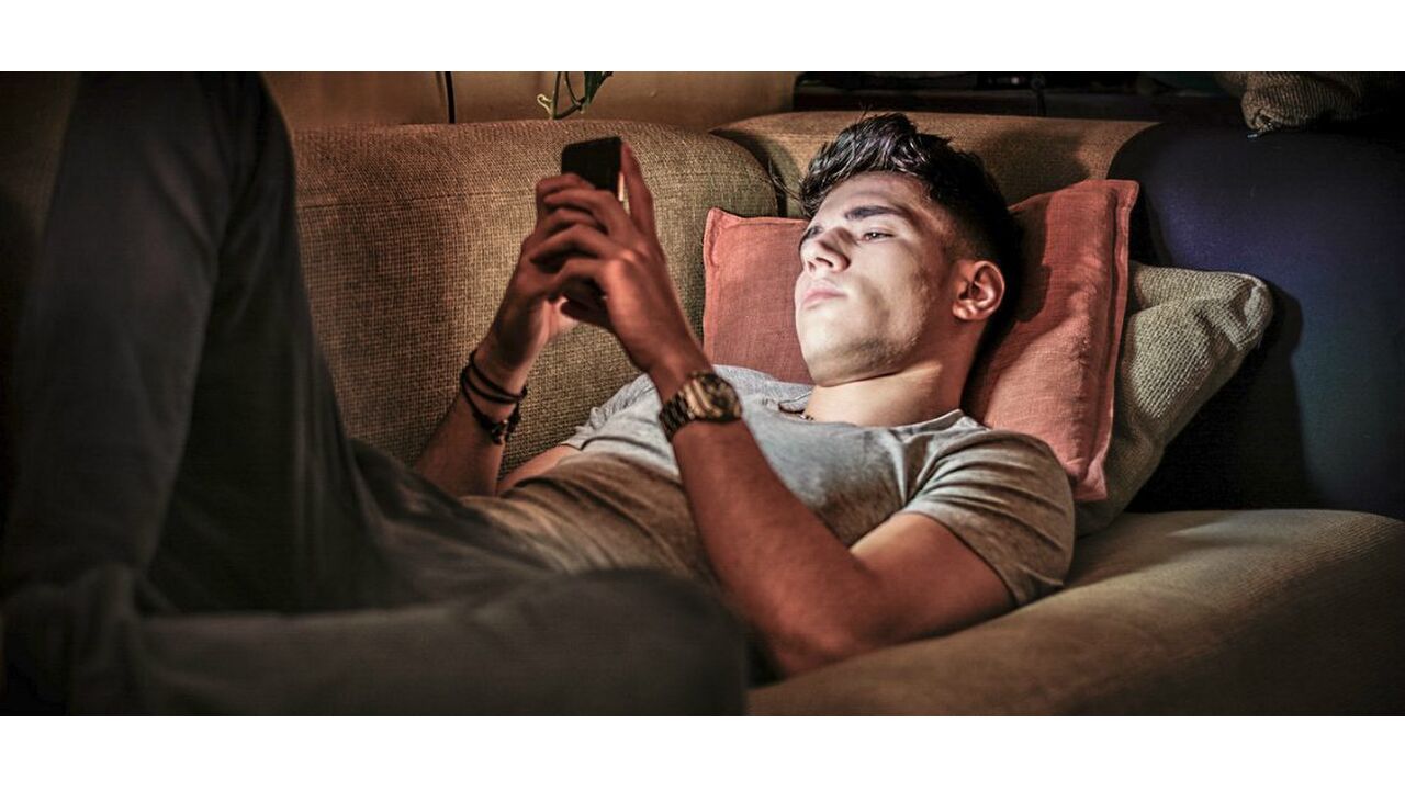 Nederlanders gemiddeld op hun smartphone