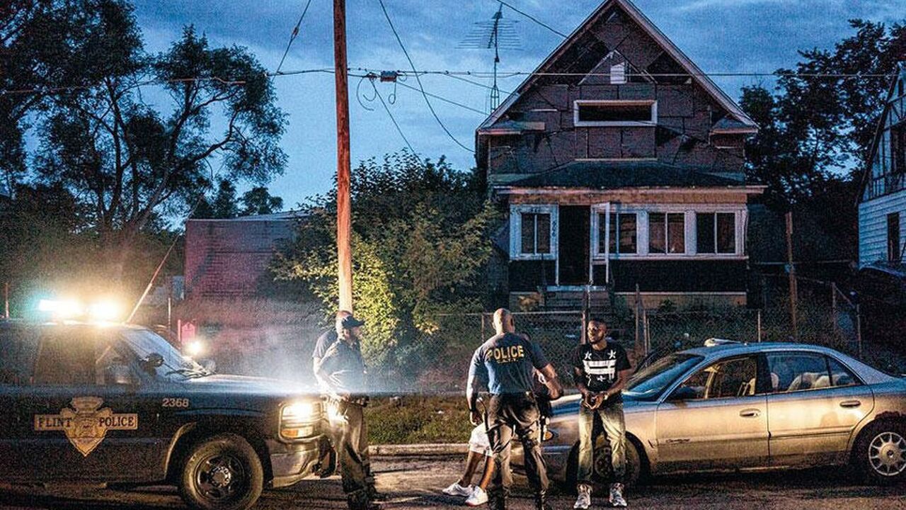 Illustratie voor: Rauwe politie-docu toont het harde leven in Flint Town