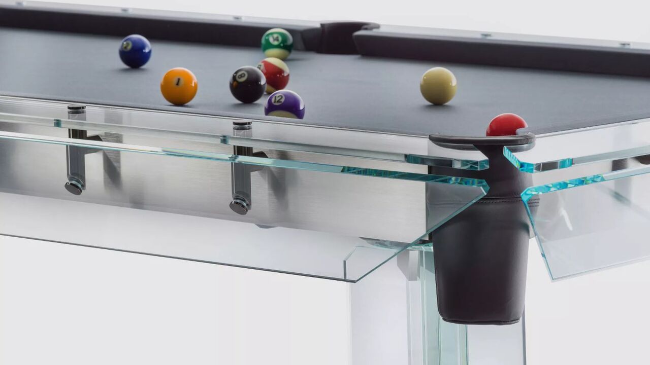 Illustratie voor: Deze glazen pooltafel is een must-have voor je mancave