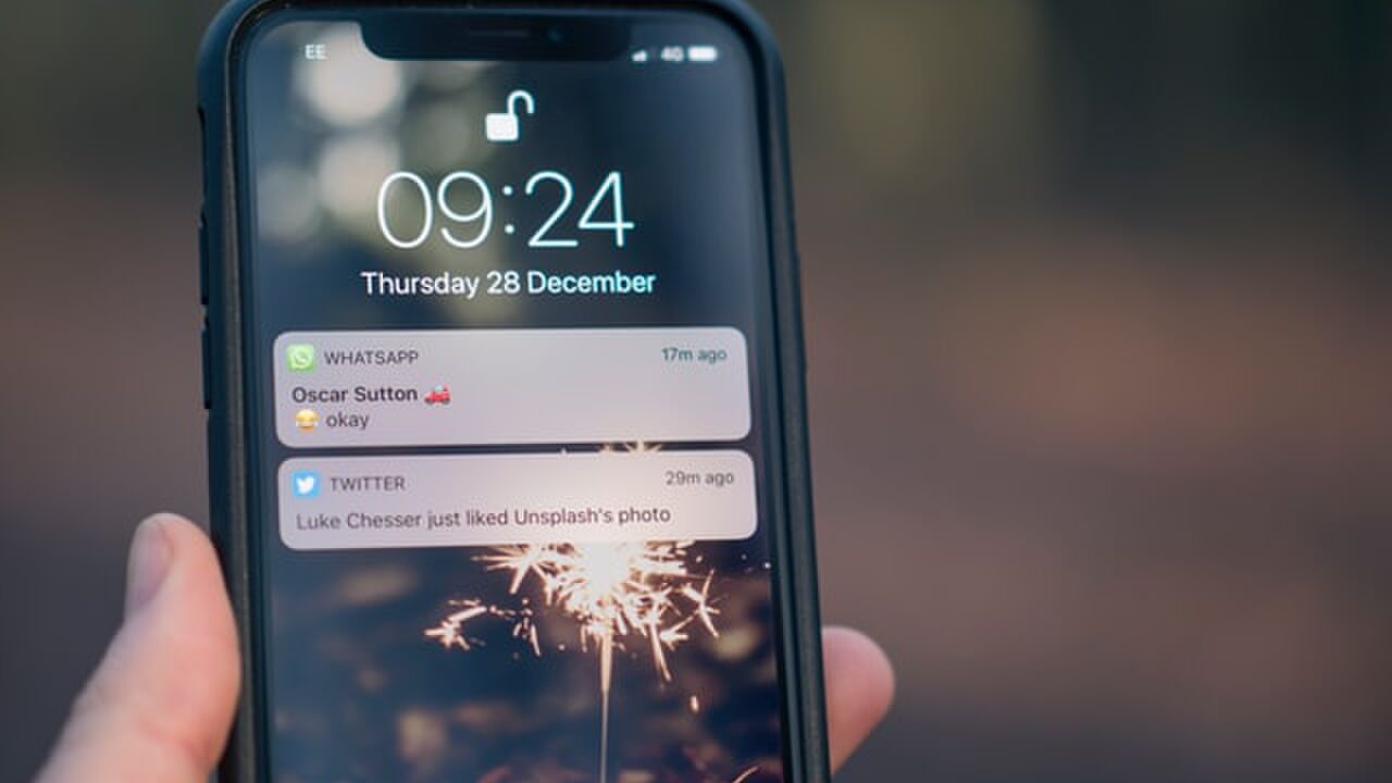 Illustratie voor: Met de nieuwe WhatsApp-functie kun je nu voor iedere chat een andere achtergrond instellen