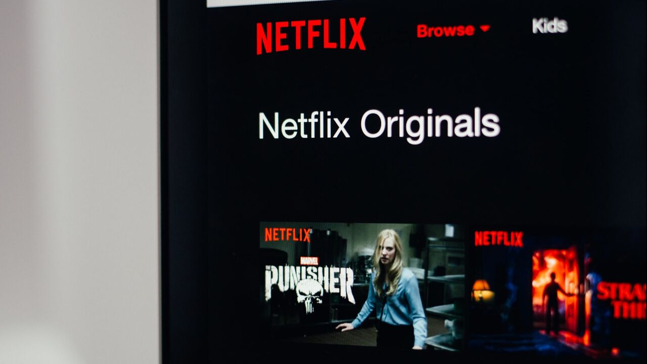 Illustratie voor: Met de nieuwe ‘shuffleknop’ heb je nooit meer last van keuzestress op Netflix