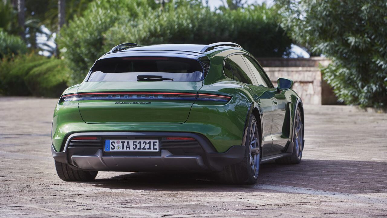 Porsche-Taycan-Cross-Turismo-2021