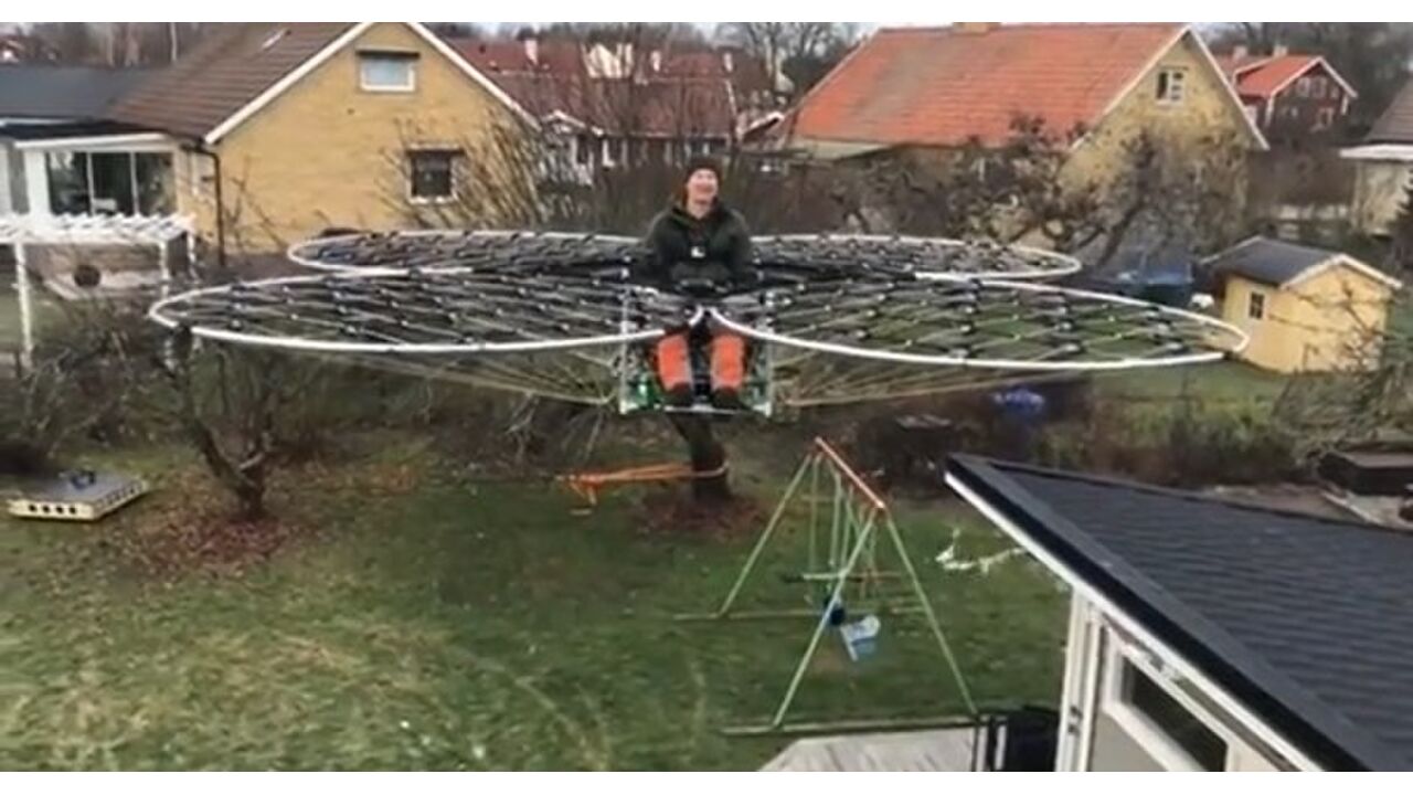 man vliegt in zelfgemaakte reusachtige drone