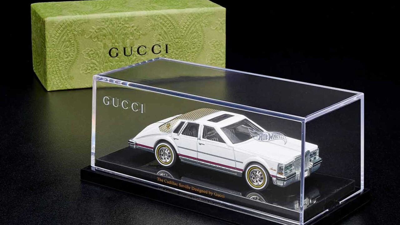 Illustratie voor: Over dure speelgoedauto’s gesproken: check deze Gucci x Hot Wheels Cadillac Seville
