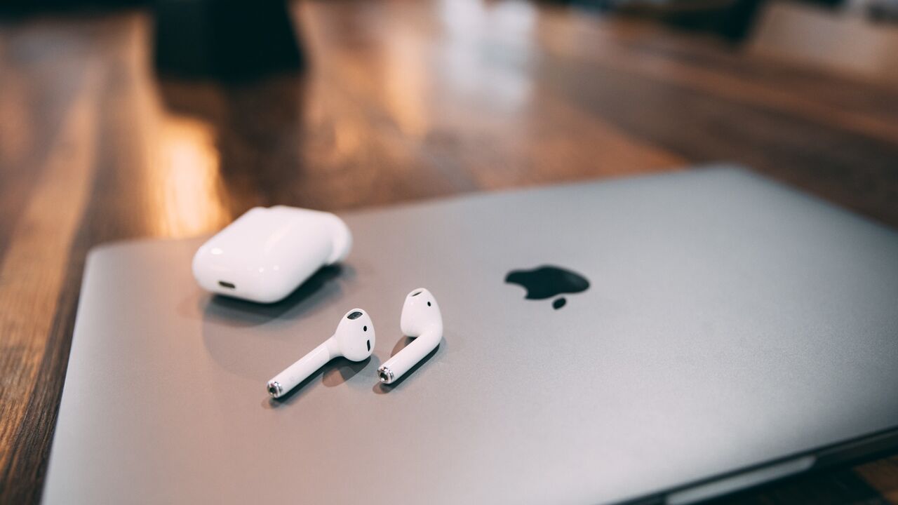 Apple AirPods Mac Book Pro