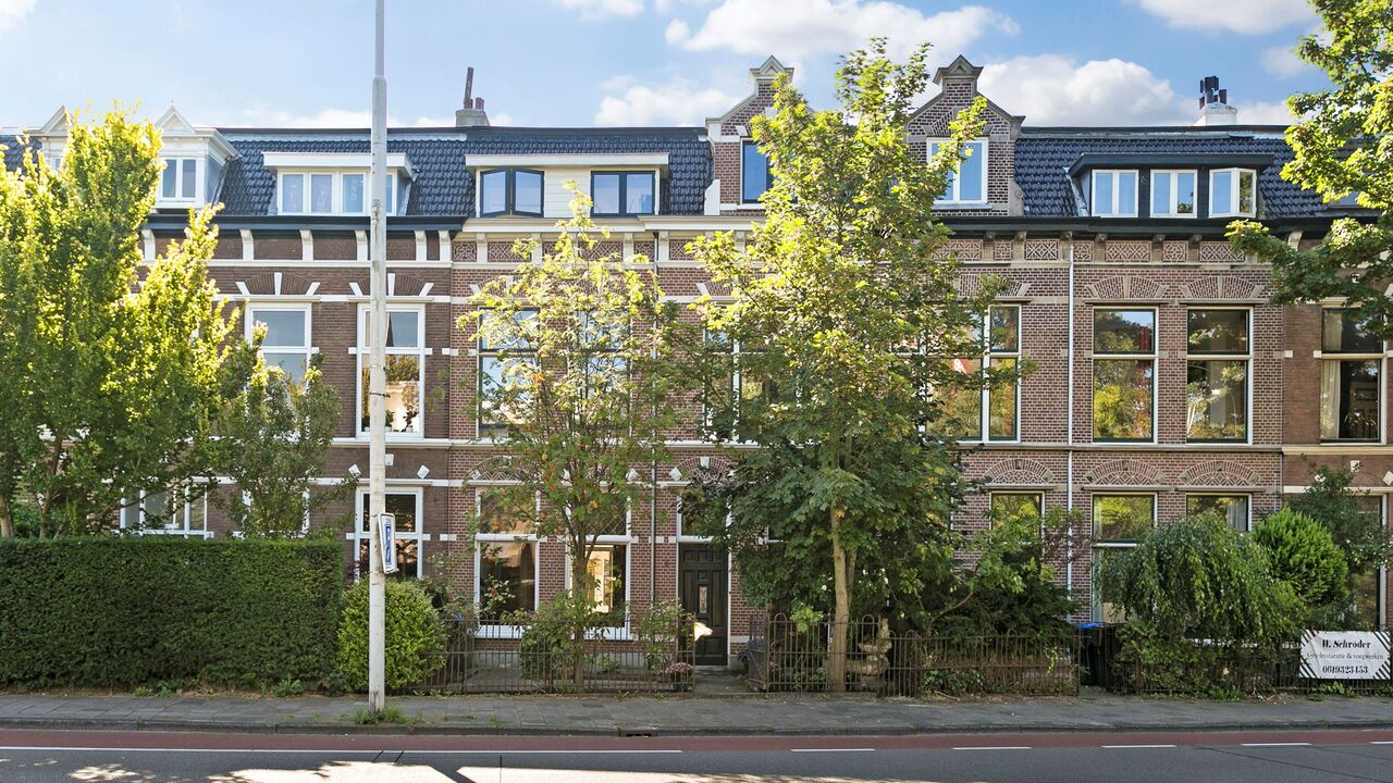 Illustratie voor: Funda huis gaat viral door bizarre douchevloer