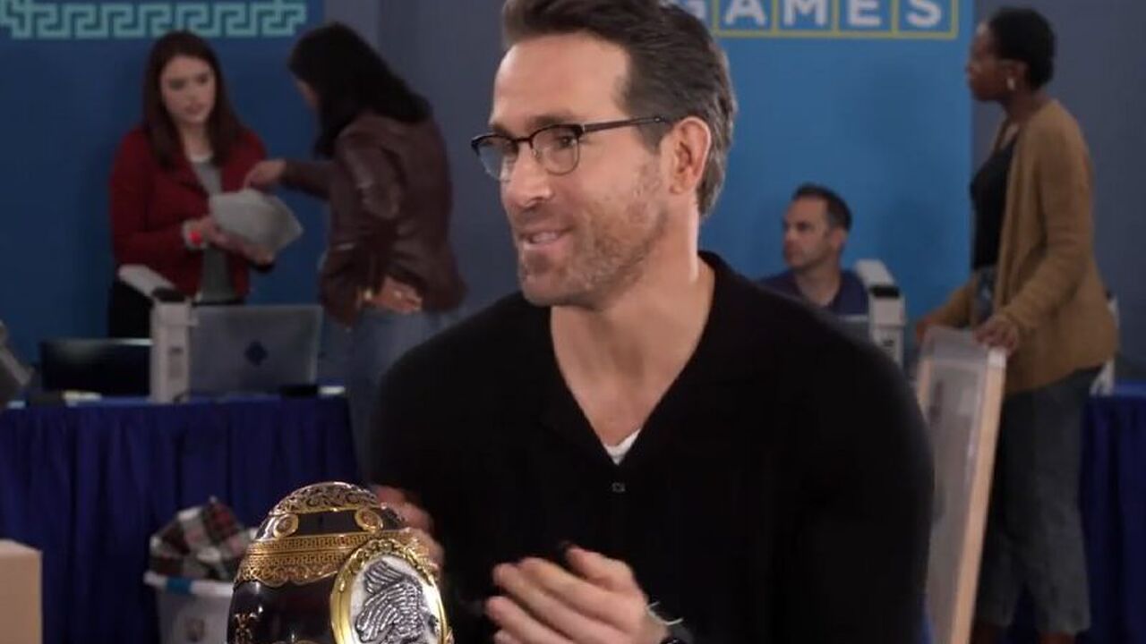 Illustratie voor: Zien: Ryan Reynolds laat Egyptisch ei uit ‘Red Notice’ taxeren