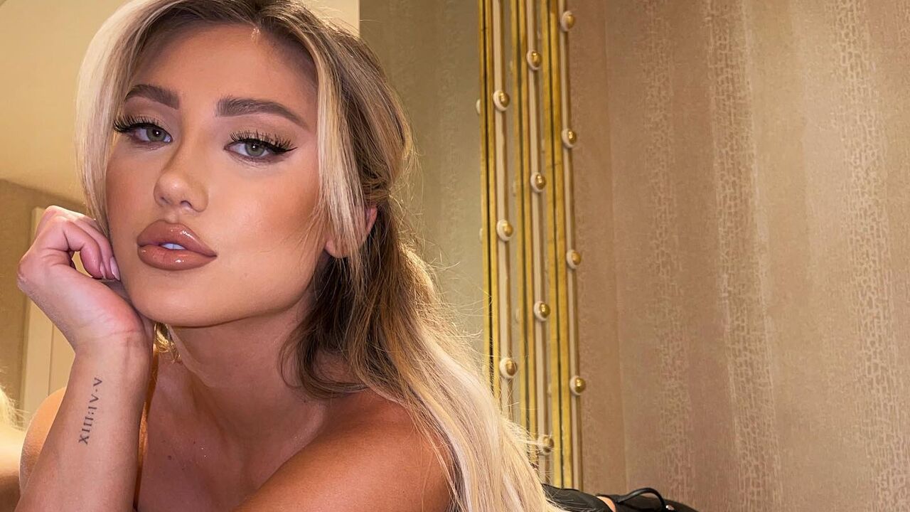 Illustratie voor: Je mond valt open als je deze dame in bikini over de catwalk ziet lopen