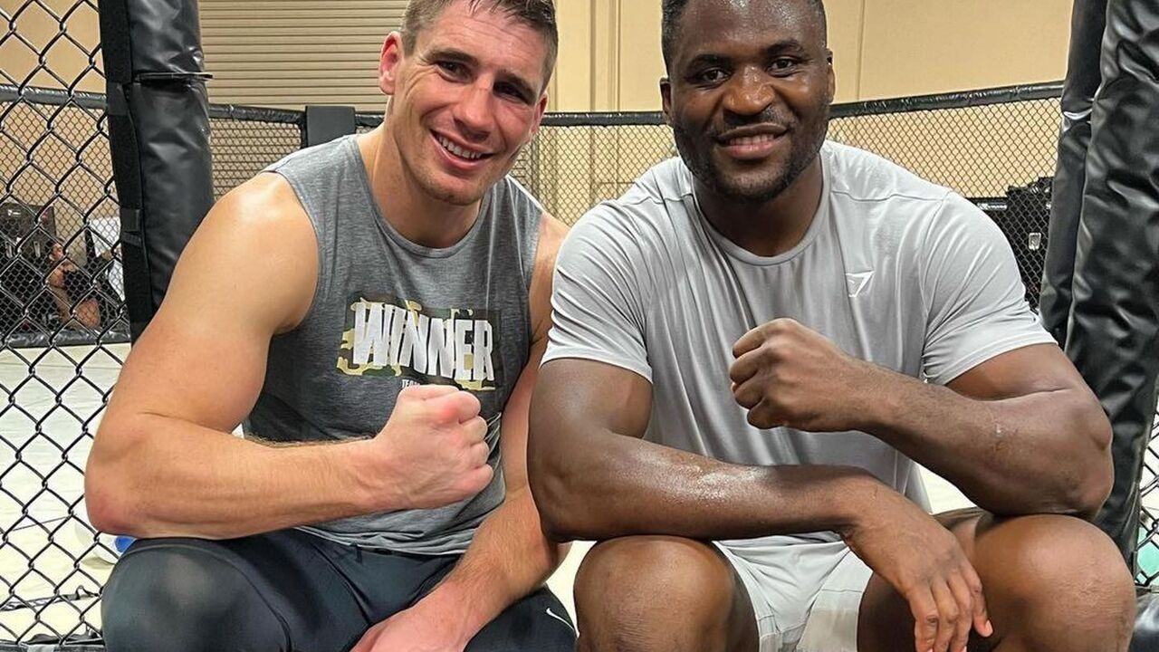 Rico Verhoeven met Francis Ngannou in aanloop naar gevecht met Cyril Gane