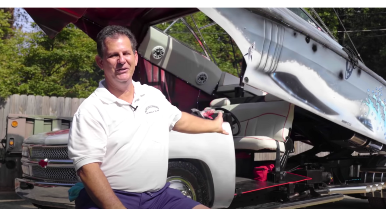 Illustratie voor: Man bouwt pick-up truck om tot gigantische haai-auto