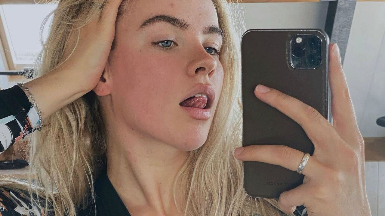 Illustratie voor: Juultje Tieleman deelt foto in opengeritst wetsuit met diep decolleté